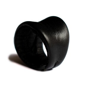 anello da uomo in cuoio、anello da donna in cuoio、anello in pelle nero、anello fatto a mano gioielli、fatto in Italia。