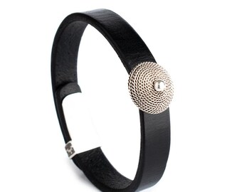 Schwarzes Lederarmband, Sterling Silber Filigree Charm, handgemacht