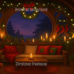 Può includere: Un'accogliente scena di casa sull'albero di Natale con un albero decorato, candele accese e un divano con cuscini e una coperta rossi. L'immagine presenta una finestra con vista su una foresta innevata e i testi "Animated background" e "Christmas Treehouse".