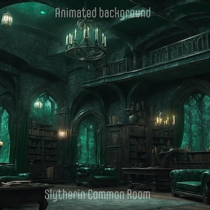 Può includere: Una scena interna della Sala Comune di Serpeverde, con pareti verde scuro, finestre ad arco e un grande lampadario. La stanza è arredata con poltrone in pelle verde, un tavolo e librerie. Il testo "Animated background" e "Slytherin Common Room" sono visibili.
