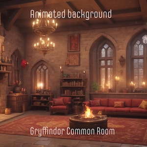 Può includere: Una stanza accogliente e scarsamente illuminata con un camino, un grande divano rosso e una libreria piena di libri. La stanza ha un muro di pietra e finestre ad arco. Il testo "Gryffindor Common Room" è sul pavimento.