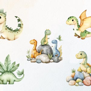 Op de afbeelding: Waterverfillustratie van verschillende schattige dinosaurussen in diverse poses. De dinosaurussen zijn in tinten groen, geel en blauw, sommige met vleugels of bladaccenten. Ze staan tegen een witte achtergrond met rotsen en bladeren.