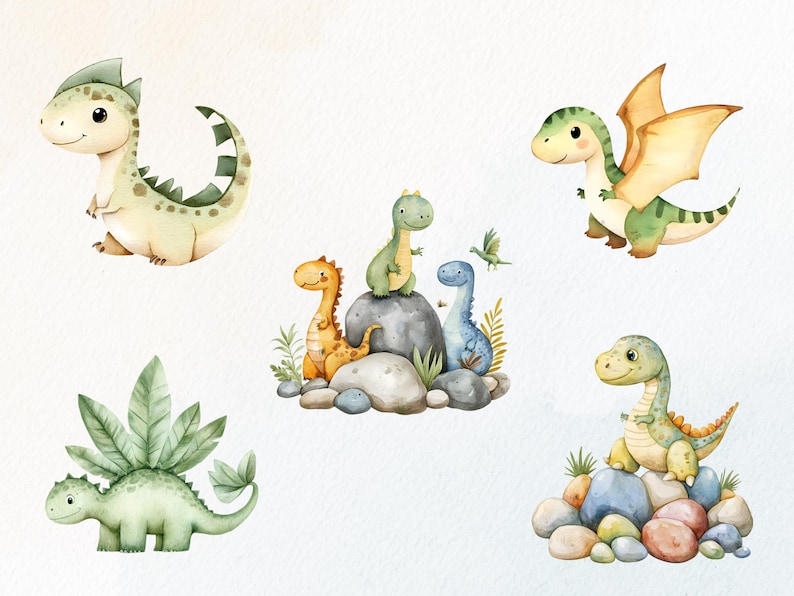 Op de afbeelding: Waterverfillustratie van verschillende schattige dinosaurussen in diverse poses. De dinosaurussen zijn in tinten groen, geel en blauw, sommige met vleugels of bladaccenten. Ze staan tegen een witte achtergrond met rotsen en bladeren.