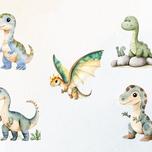 Op de afbeelding: Waterverfillustraties van vijf schattige dinosaurussen in verschillende poses. De dinosaurussen zijn in tinten blauw, groen en bruin, sommige met vleugels en decoratieve details. Het kunstwerk heeft een zachte, grillige uitstraling.