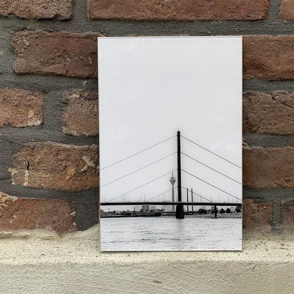 DüsselDorf - Skyline mit Rheinturm und Rheinkniebrücke in monochrom.  Foto hinter Acryl mit feinem Aluminiumrahmen.