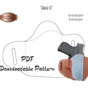 Puede incluir: Un dibujo en blanco y negro de un patrón de funda de cuero para una pistola Glock 43. El patrón está etiquetado como "Patrón descargable PDF" e incluye instrucciones para cortar una pieza delantera y una pieza trasera.
