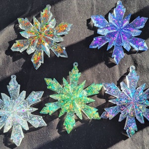 Resin sparkling color-shifting snowflake ornament imagem 1