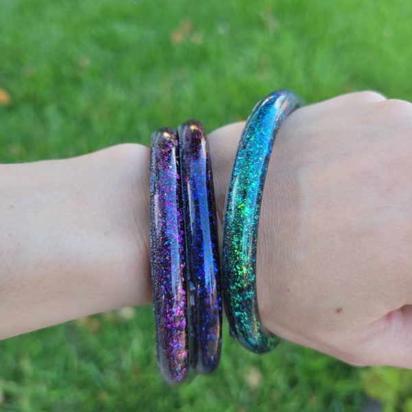 Color-shifting resin bangle bracelets