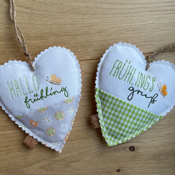 Stoffherzen 2er Set Dekoherzen mit Korklabel Frühlingsherzen Stoffcut Frühlingsgruß  Hallo Frühling Ostergeschenk Kork