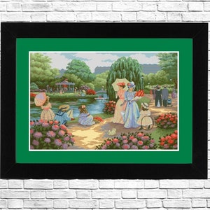 Könnte beinhalten: Ein Kreuzstichmuster, das eine Parkszene mit Menschen, Bäumen und einem Teich darstellt. Die Menschen sind in Vintage-Kleidung gekleidet und genießen einen Tag im Park. Es gibt Kinder, die spielen, Erwachsene, die sich unterhalten, und ein Paar, das auf einer Bank sitzt. Die Bäume sind üppig und grün, und der Teich ist von Blumen umgeben.