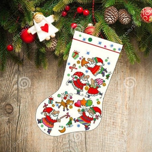 Op de afbeelding: Witte kerstsok met een rode, witte en blauwe rand. De sok is versierd met verschillende kerstfiguren, waaronder de kerstman, elven en rendieren. De sok is gevuld met kleurrijke ornamenten en cadeaus.