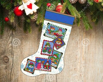 Könnte beinhalten: Ein weißer Weihnachtssocken mit einem blauen Bündchen und einem rot-weiß gestreiften Besatz. Der Socken ist mit fünf bunten Quadraten verziert, die Schneemänner und den Text "Let it Snow!" zeigen.