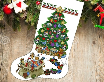 Könnte beinhalten: Ein weißer Weihnachtssocken mit einem grünen Weihnachtsbaum, der mit Ornamenten und Spielzeug gefüllt ist. Der Socken ist mit Geschenken und Spielzeug gefüllt, darunter ein Teddybär, ein Zug und ein Schaukelpferd.