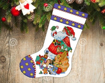 Könnte beinhalten: Ein weißer Weihnachtssocken mit einem blauen und goldenen Sternenmuster. Der Weihnachtsmann ist auf dem Socken mit einem Sack voller Spielzeug und einem Zuckerstangen abgebildet. Der Socken ist mit Spielzeug gefüllt, darunter ein Schaukelpferd, ein Teddybär und eine Puppe.