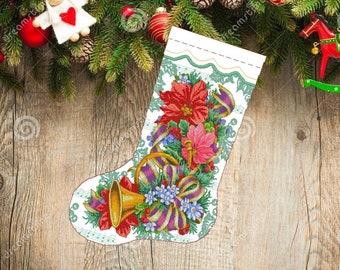Könnte beinhalten: Ein weißer Weihnachtssocken mit grünem und weißem Rand. Der Socken ist mit einer roten Weihnachtsstern, einer goldenen Glocke und einem lila-weißen Band verziert. Der Socken liegt auf einem Holzgrund.