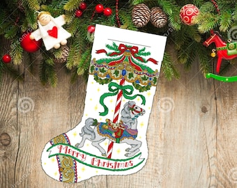 Könnte beinhalten: Weißer Weihnachtssocken mit einem bunten Karussellpferd-Design und dem Text "Merry Christmas".