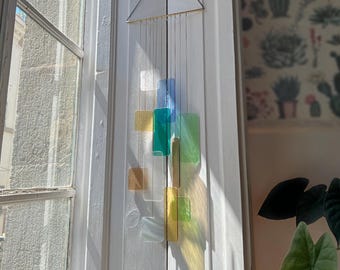 Retro Chromatic Installation: Handgefertigte Glas-Hängeskulptur • Farbige Fensterdekoration • Retro-inspiriertes Glas-Mobile