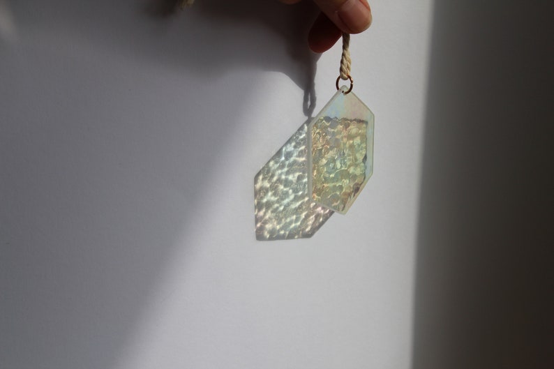 Honeycomb suncatcher. Balcony decoration, spring window decoration, garden decoration, honeycomb suncatcher, glass window decoration for hanging, glass wall decoration Schimmernd