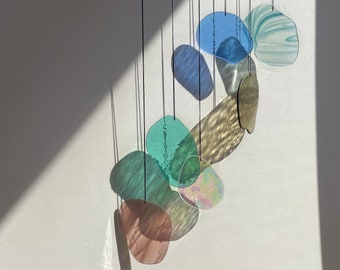 Art mural de forme organique dans des couleurs pastel, Suncatcher mobile en verre