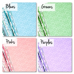 Op de afbeelding: Vier stapels van gepatroneerde stofstalen in verschillende kleuren. De stapels zijn gelabeld met "Blues", "Greens", "Pinks" en "Purples".