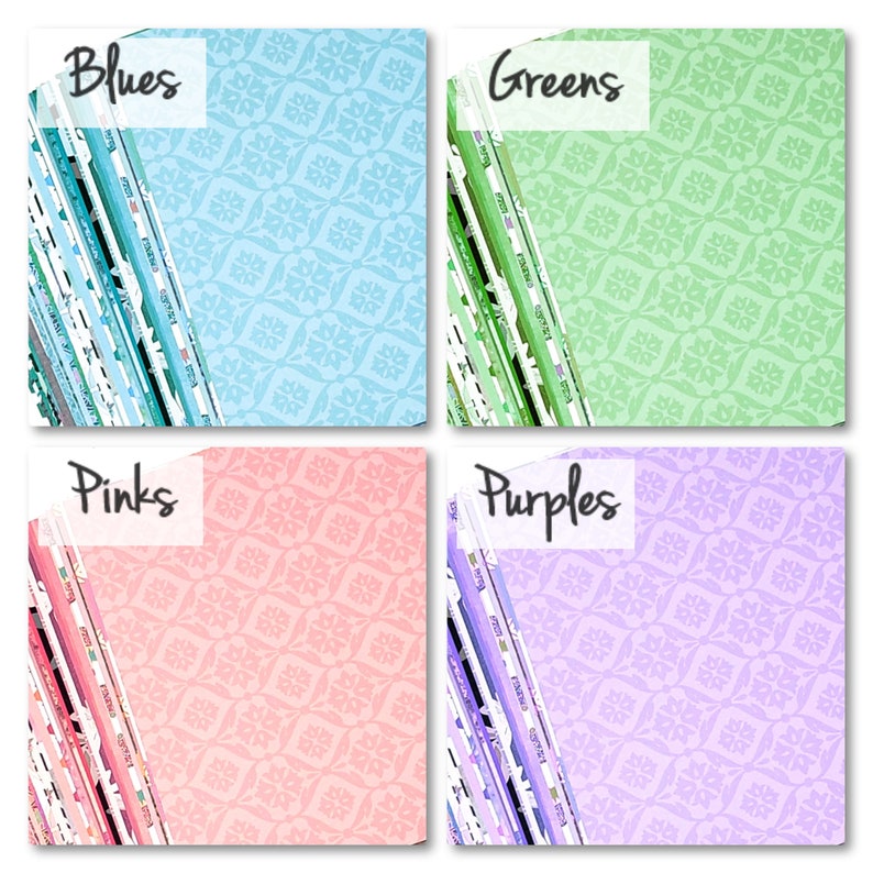 Op de afbeelding: Vier stapels van gepatroneerde stofstalen in verschillende kleuren. De stapels zijn gelabeld met "Blues", "Greens", "Pinks" en "Purples".