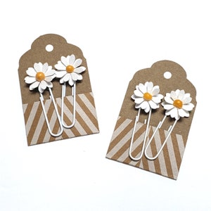 Handmade paper clips, Daisy flower stationery, Junk journal page divider, Daisy planner bookmark, Altered floral paperclips, Daisy ephemera.