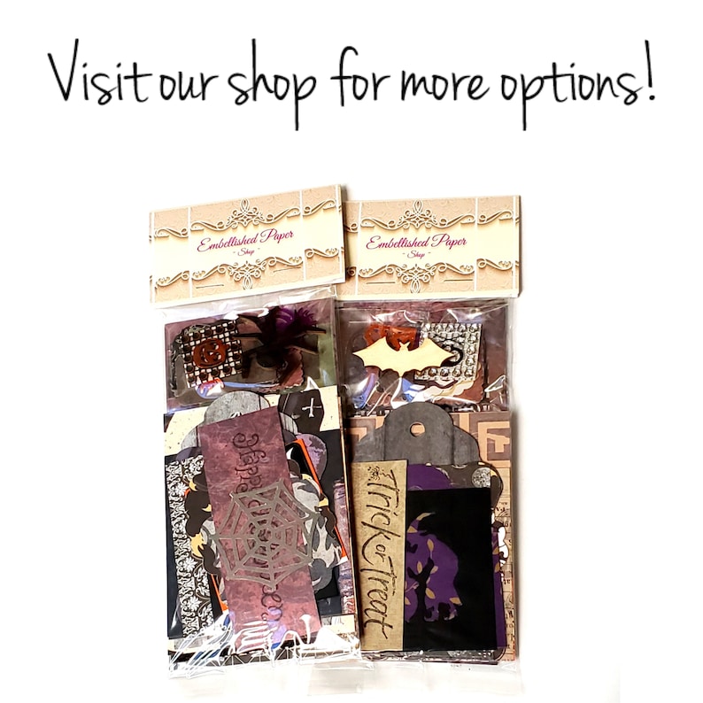 Op de afbeelding: Twee doorzichtige zakken gevuld met Halloween-thema papieren versieringen. De zakken bevatten labels, uitsparingen en decoratieve elementen in zwart, paars en oranje. De tekst "Visit our shop for more options!" staat bovenaan.