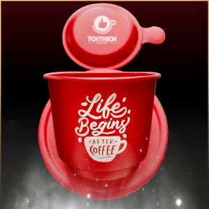 以下が含まれることがあります： 「Life Begins After Coffee」と小さなコーヒーカップのアイコンが書かれた白いデザインの赤い使い捨てコーヒーカップ。カップには、親指を立てたアイコンと「Toithich Coffee」の文字が書かれた赤い蓋が付いています。