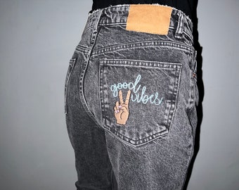 Thrifted Zara Classic Mom-jeans met geborduurde 'Good Vibes'