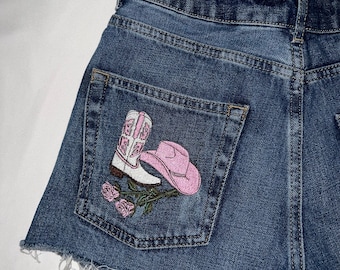 Thrifted Topshop Moto Mom Distressed short met geborduurde cowboyhoed, laarzen en roos