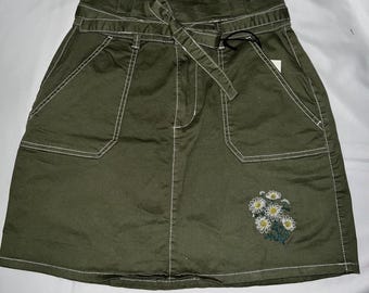 Thrifted Utility-minirok met geborduurde madeliefjes