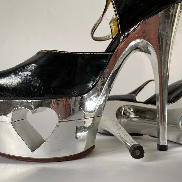 REAL VINTAGE! Original 60er Jahre Plateau-Schuhe mit Herz, in silber und schwarz.