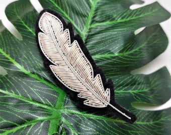 Broche Bordado hecho a mano Pluma Plata