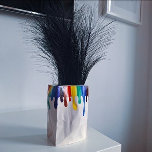 Vaso sacchetto di carta, vaso di fiori decorativo, vaso da borsa, fioriera con bandiera dell'orgoglio, arredamento lgbt, arte gay, arte lgbtq, arredamento arcobaleno, opera d'arte dell'orgoglio