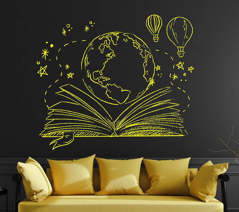 Puede incluir: Una pizarra negra con un dibujo de tiza amarilla de un libro abierto, un globo terr&aacute;queo y dos globos aerost&aacute;ticos. El libro est&aacute; abierto y tiene p&aacute;ginas que parecen hechas de papel. El globo terr&aacute;queo es un dibujo simple de la Tierra. Los globos aerost&aacute;ticos son dibujos simples de globos con cestas. El dibujo est&aacute; rodeado de estrellas y otros peque&ntilde;os detalles.