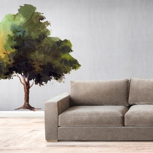 Könnte beinhalten: Ein Aquarellbild eines Baumes an einer hellgrauen Wand mit einem braunen Sofa davor.