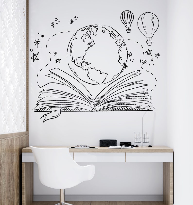 Puede incluir: Una pared blanca con un dibujo en blanco y negro de un libro abierto con un globo terr&aacute;queo en su interior. El libro est&aacute; rodeado de estrellas y globos aerost&aacute;ticos. Un escritorio blanco con una silla blanca est&aacute; frente a la pared.