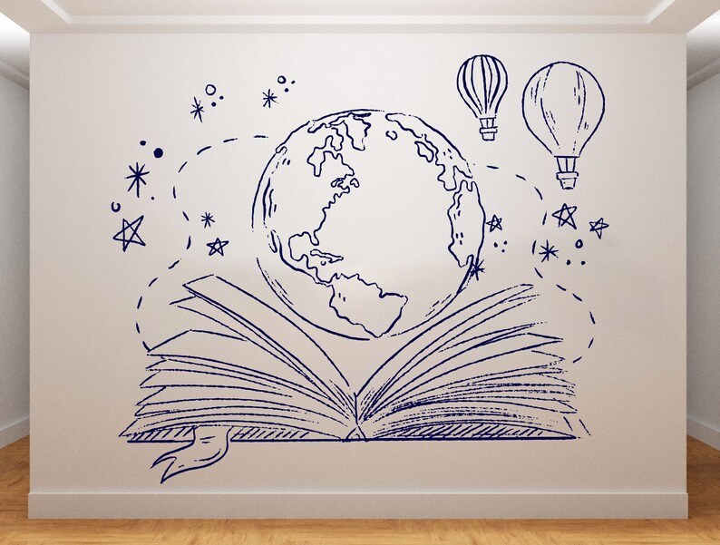 Puede incluir: Una pared blanca con un dibujo en tinta azul de un libro abierto, un globo terr&aacute;queo y globos aerost&aacute;ticos. El dibujo est&aacute; rodeado de estrellas y l&iacute;neas punteadas.