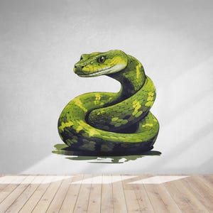 Könnte beinhalten: Eine grüne Schlange, die sich zu einer Spirale zusammengerollt hat, mit dem Kopf zur Seite gedreht und den Blick direkt auf den Betrachter gerichtet.