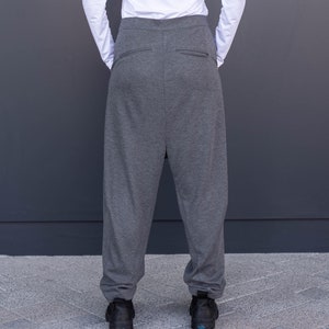 Graue Haremshose: Hohe Taille Hose mit tiefem Schritt
