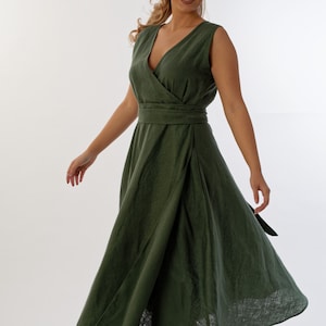 Grünes Maxikleid aus Leinen: Ärmelloses Wickelkleid mit Gürtel