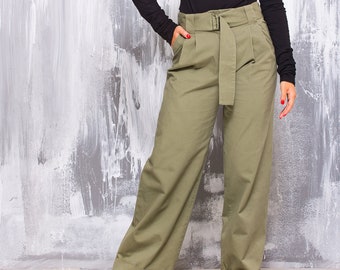 Unique high-waisted trousers, Wide leg with cuff, Front and back pockets with flaps, Zip and belt fastening, Bottom in army green color