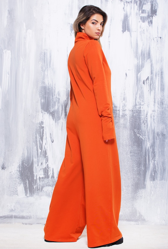 Sporty elegant jumpsuit with long sleeves and thumbholes, Stylish palazzo legs with side pockets, modern collar, Extremely modern identity.