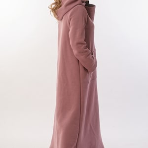 Quilted Maxi Dress with Hood & Pocket: Cozy Winter Urban Style
