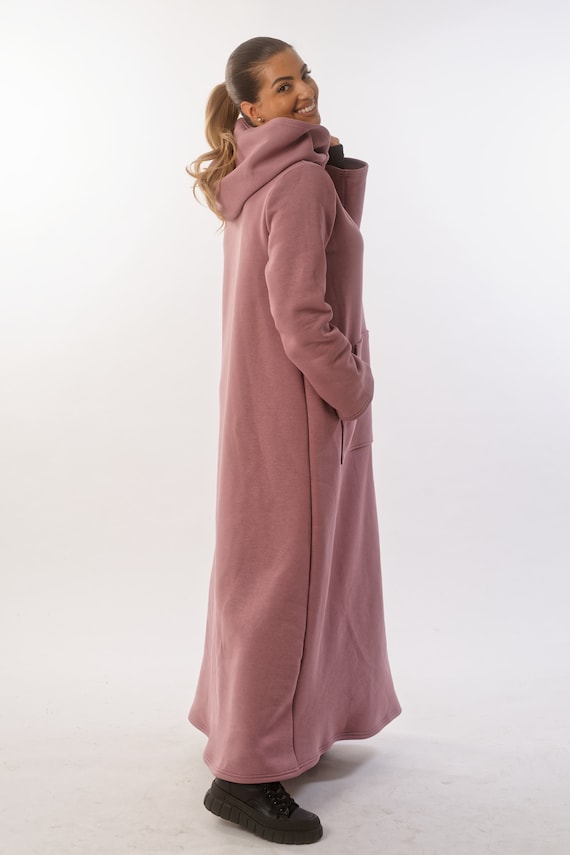 Minimalist Quilted Winter Maxi Dress – Warm Hooded Long Dress with Kangaroo Pocket, Cozy Urban Style Winter Outfit for Women