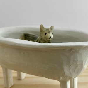 ミニチュア陶器の猫と子猫 | 手作りの小さな猫の置物 | 手描きのドールハウスのミニチュアペットと動物 | マイクロクレイペット