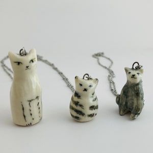 Naszyjnik z zawieszką z glinianym kotem, ręcznie robiony | Malowany ręcznie ceramiczny wisiorek z kotem ze srebrnym łańcuszkiem | Spersonalizowany porcelanowy portret zwierzaka | Biżuteria dla kotów