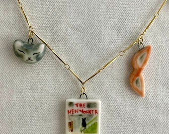 Collana con ciondolo in porcellana dipinta a mano: copertine di riviste in ceramica vintage raffiguranti gatti