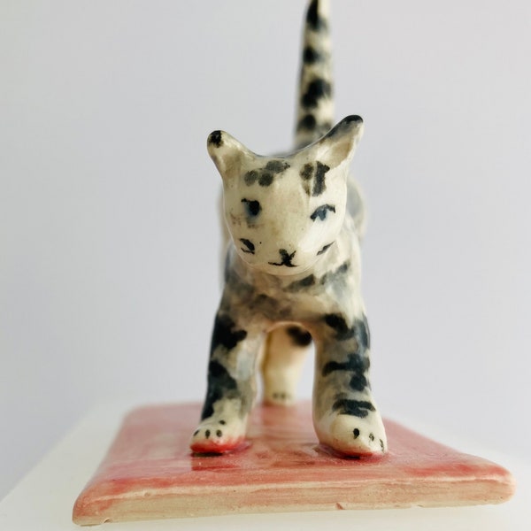 Cute Ceramic Cat Ring Holder | Ring Display for Engagement and Wedding Rings | Made to Order Cat Jewelry Stand | Hand-painted Figurines