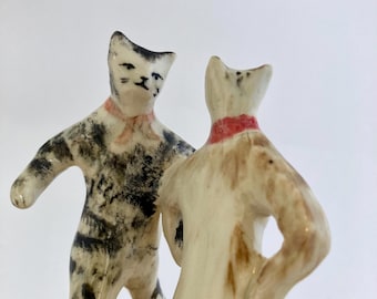 Ręcznie robiona ceramiczna ozdoba na tort weselny z tańczącym kotem